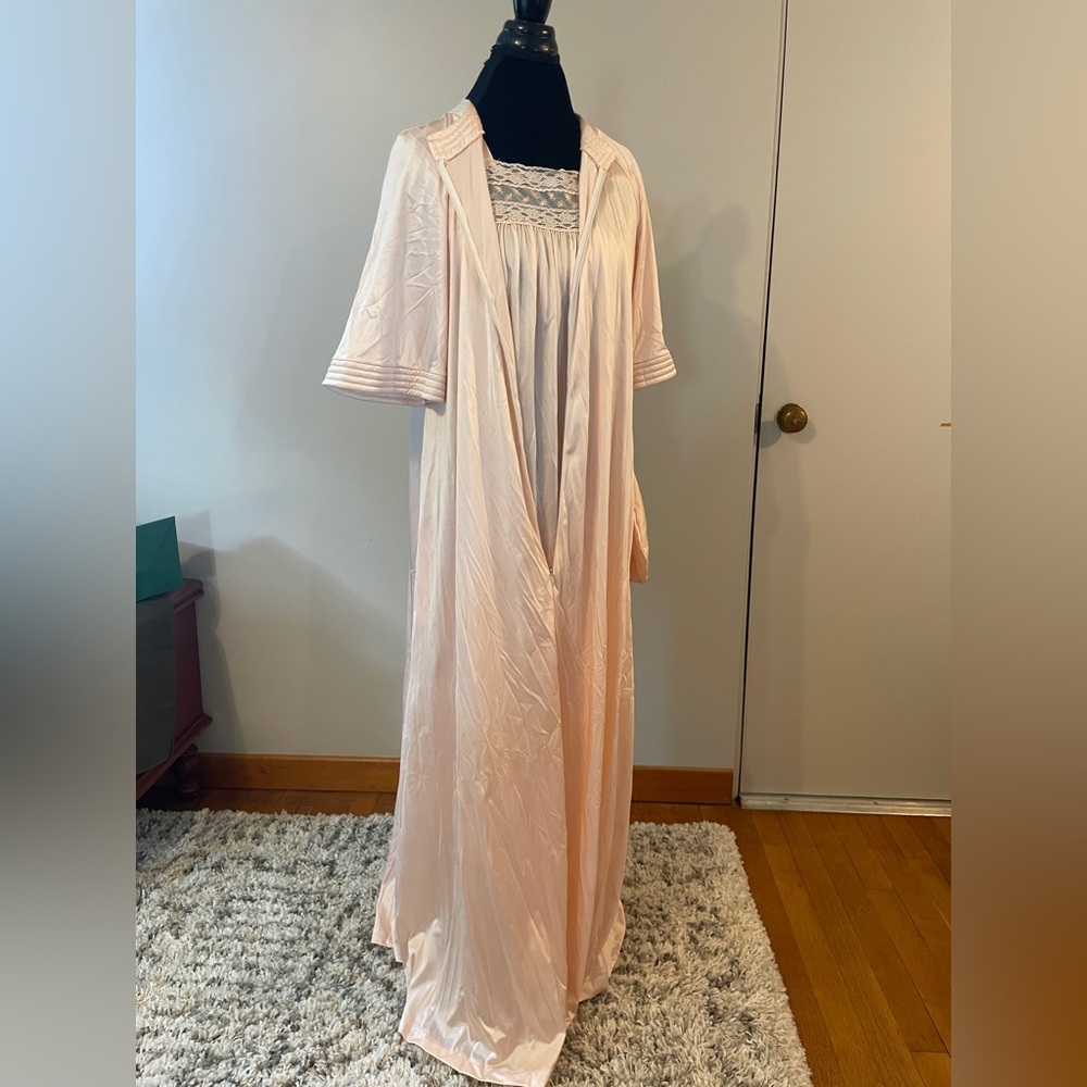 Vintage 2 piece Vanity Fair Cream Lace Trim Lingerie Nightgown and Robe - Picture 4 of 12